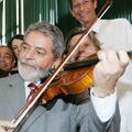 Lula mostrando que QUALQUER UM pode tocar um violino