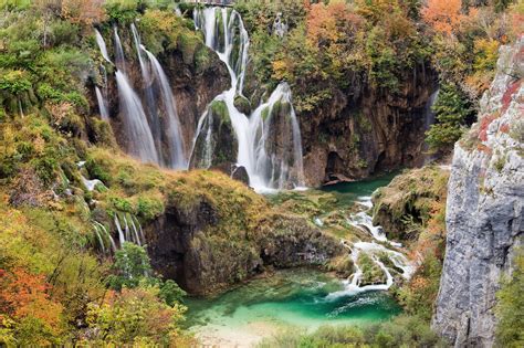 Waterfalls in Autumn Scenery – canvas print for all settings – Photowall