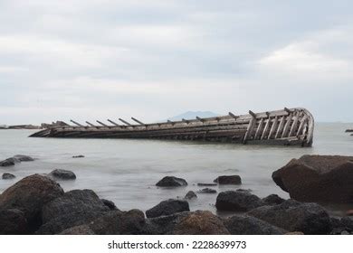 Shipwreck Sea Kapal Karam Di Lautan Stock Photo 2228639973 | Shutterstock