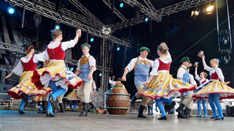 Im Hopfengarten - German folk dance - YouTube