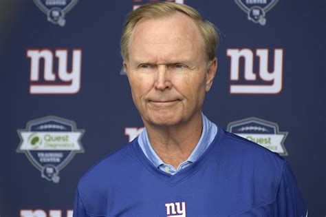 Giants owner John Mara seemingly knocks over trash can