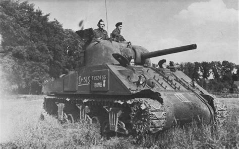 [Photo] M4 Sherman tank 'Bomb' of the Canadian Sherbrooke Fusiliers ...