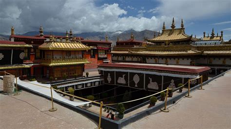 The path to the center in Tibetan architecture - The Architectural ...