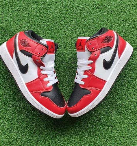 Nike Air Jordan 1 Mid 'Chicago Black Toe' - Exclusive Sneakers SA