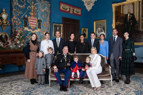 La famille princière de Monaco pose pour une belle photo de famille