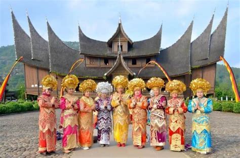 Suku yang menganut sistem kekerabatan matrilineal – Donisaurus