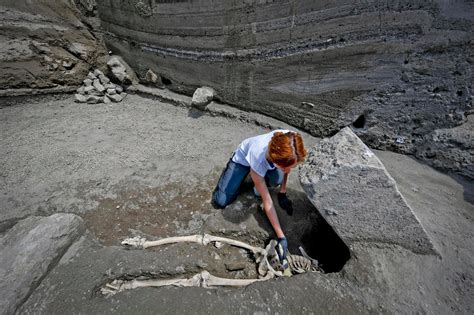 Descubren restos de hombre que huyó de Pompeya, pero murió aplastado ...