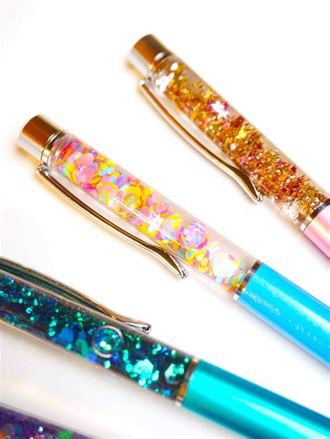 Easy DIY Glitter Pens - These awesome DIY glitter pens can be made in ...