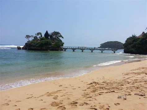 Jalan-jalan di Pantai Balekambang, surga indah di Kota Malang | Rent-a ...