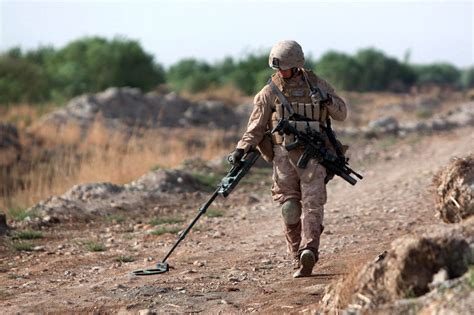 Marine Corps Engineer sweeping | Campo minado | Pinterest | Marine ...