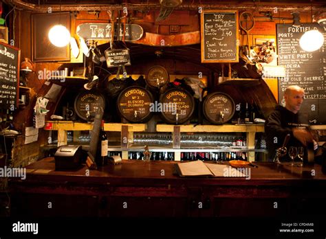 Gordons wine bar london hi-res stock photography and images - Alamy