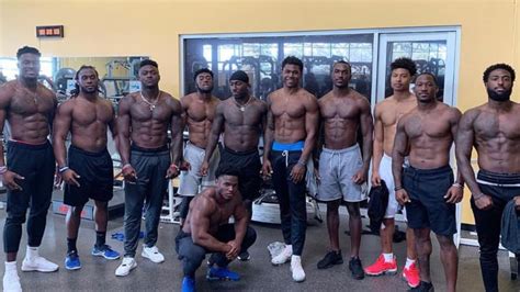 DK Metcalf weight room photograph: Wide receiver is a monster among men ...