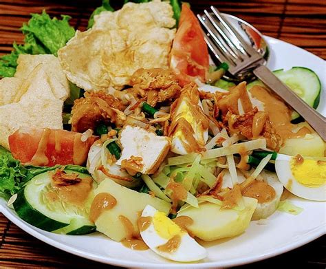 Njajan.com- Gado-gado seringkali disebut-sebut sebagai salad-nya ...