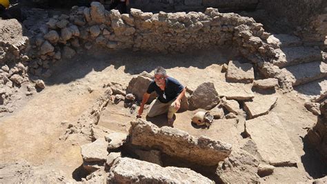 Pompeii archaeologists discover pre-Roman era tomb | Escape