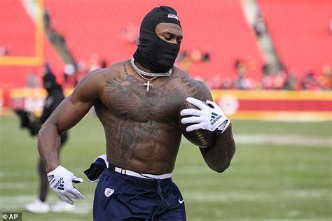 NFL: DK Metcalf warms up SHIRTLESS in below 10 degrees in Kansas City