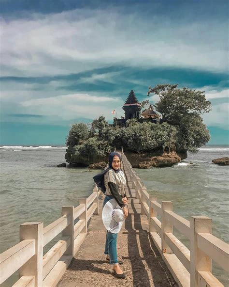 6 Fakta Menarik Pantai Balekambang, Tanah Lot-Nya Jawa Timur