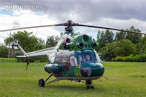 Green military helicopter is landing in the city street park 이미지 ...