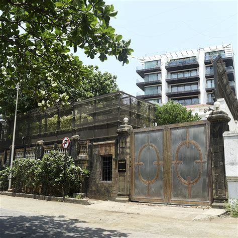 Mannat: Shahrukh Khan's House Of Iconic Fame & A Tourist Spot | LBB