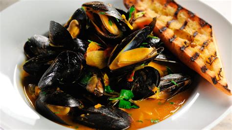 Spicy Thai Steamed Mussels - The Village Grocer