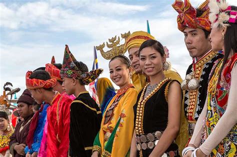 Traditional Clothes of Malaysia - Malaysian Cultural Outfits