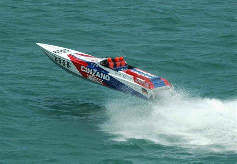 Offshore Powerboat Racing ...as it used to be. Leon Davis