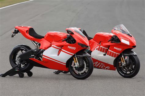 Ducati Desmosedici RR, The Original Ducati V4 Superbike - Asphalt & Rubber