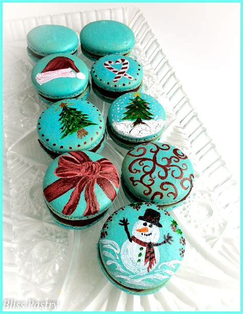 French macarons handpainted in a Christmas theme. Apple Desserts, Cute ...