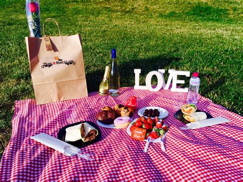 Romantic Touch - Picnic Madrid | Picnic, Picnic birthday, Picnic ...