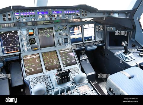 Instruments, Cockpit, Airbus, A380-800, Lufthansa Stock Photo - Alamy