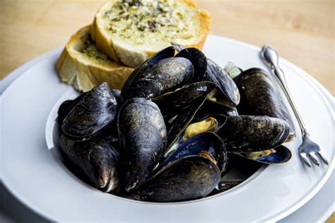 How to Cook Mussels: Easy Steamed Mussels Recipe With Garlic and Butter ...