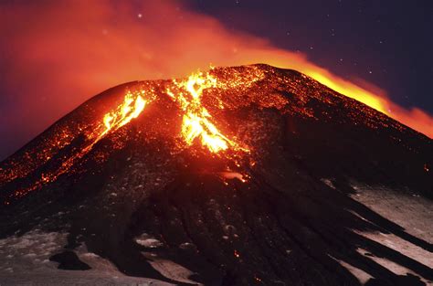 Chile's Villarica volcano erupts, shooting lava into the sky - CBS News