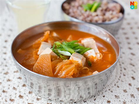 Kimchi Soup (Kimchi Jigae) Recipe | NoobCook.com