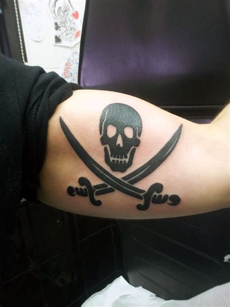 Aggregate 72+ jolly roger flag tattoo best - in.cdgdbentre