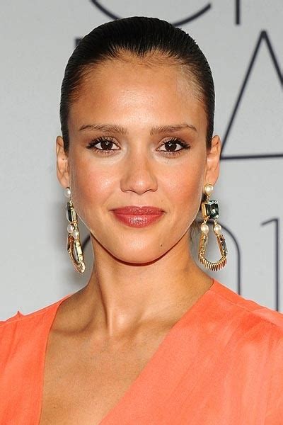 Jessica Alba Alba’s peachy blush adds the perfect glow to complement ...