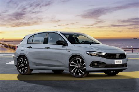 Fiat Tipo Hybrid: un prototipo catturato nelle prime foto spia ...