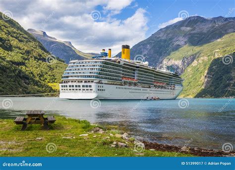 Het Grote Schip Van De Luxecruise in De Fjorden Van Noorwegen Stock ...