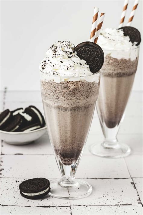 Easy 5-Min Oreo Milkshake Recipe with Vanilla Ice Cream