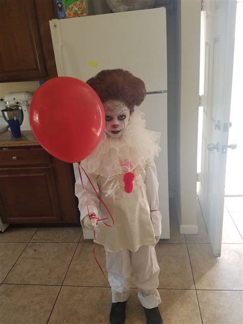 Pennywise diy costume | Fall family photo outfits, Halloween party ...