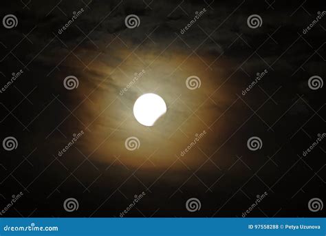 Eclipse lunar parcial foto de stock. Imagem de noite - 97558288