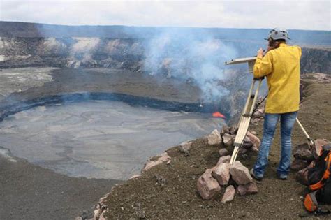 Kilauea volcano webcam: Watch Kilauea LIVE as volcano show signs of ...