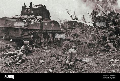 Amerikanische Soldaten unter dem Deckmantel des M4 „Sherman ...