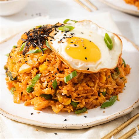 Kimchi Fried Rice (Kimchi bokkeumbap 김치볶음밥) – Takes Two Eggs