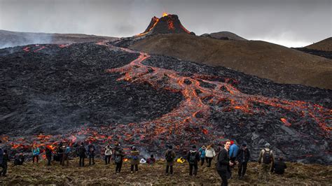 Iceland volcano brings tourists on edge of lava flow | kgw.com