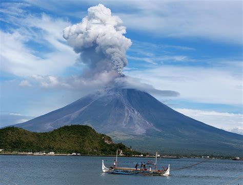 Philippines: Check out breathtaking images of volcanic eruption in ...