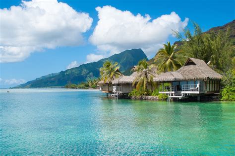 Le charme des bungalows sur pilotis à #Tahiti ☼ #Polynésie #Islandscape ...