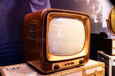 Museum of Radio and Television. TV B W Geloso, One of the First 21 Inch ...