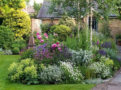 90 Beautiful Small Cottage Garden Ideas for Backyard Inspiration - - # ...