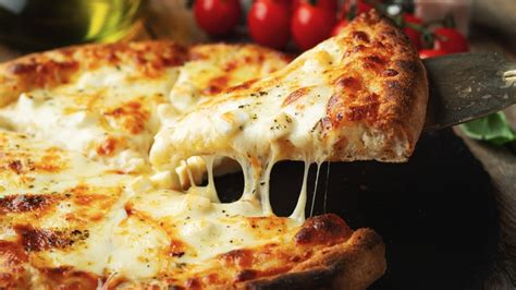 The Mozzarella Cheese Mistake You're Probably Making With Pizza