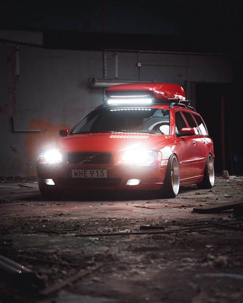 Volvo V70 with a ski box roof rack | Volvo v70, Volvo, Volvo 240