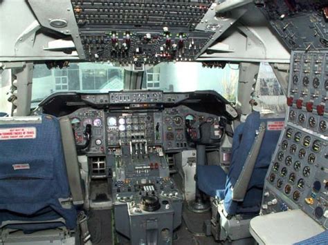 Boeing 747-100 Nose Section and Cockpit - Hiller Aviation Museum